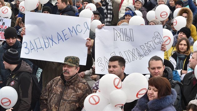 Loni v dubnu Rusové proti obří skládce u ruského Volokalamasku.