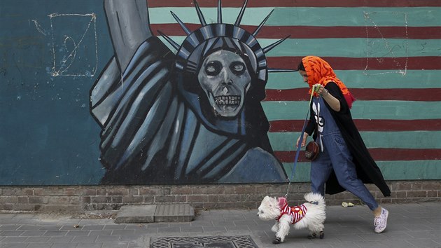 Protiamerické graffiti na zdi bývalé americké ambasády v Teheránu (8. května 2018)