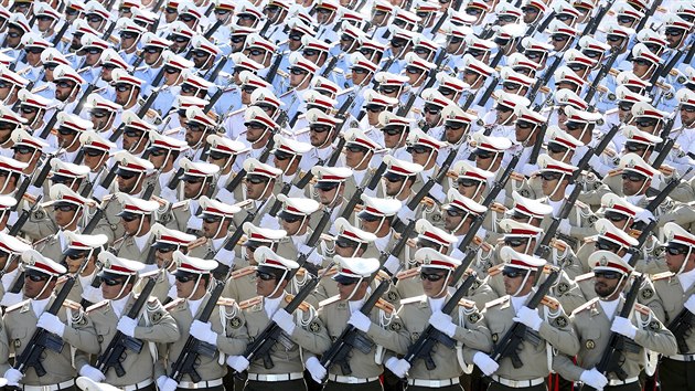 Teherán. Přehlídka íránských ozbrojených složek (21. září 2016)