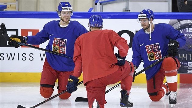 Zleva David Pastrk, Dmitrij Jakin a David Krej pi trninku esk hokejov reprezentace.