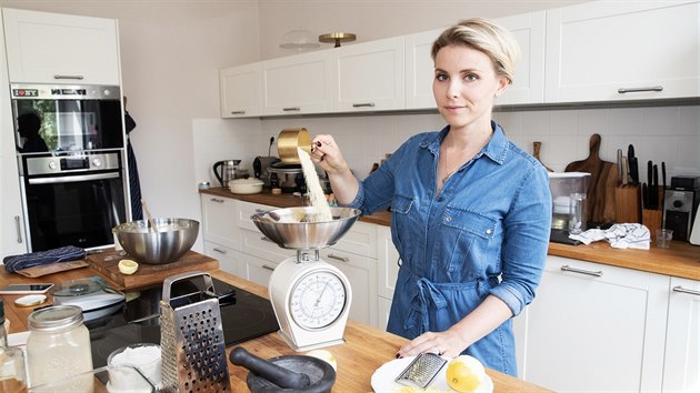 Foodblogerka a autorka kuchařky Cukrfree Janina Černá odvažuje kešu mouku na přípravu bábovky. (27. května 2017)