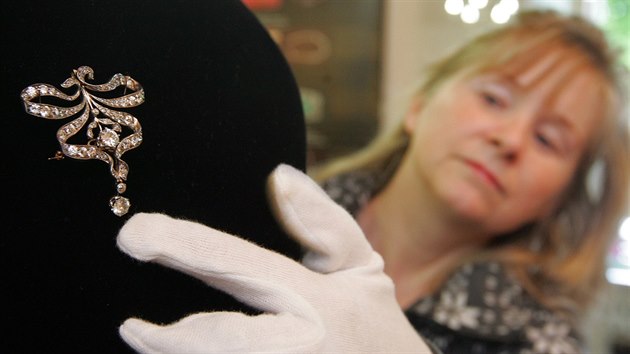Dokumentátorka sokolovského muzea Světlana Kuncová s briliantovou broží, která je spolu s dalšími šperky součástí sokolovského pokladu.