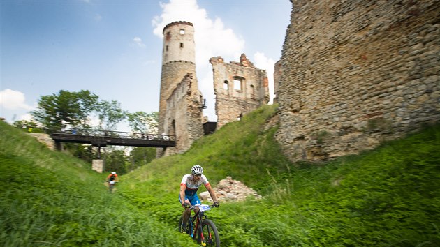 Boleslavský závod seriálu Kolo pro život provedl bikery kolem zříceniny hradu Zvířetice.
