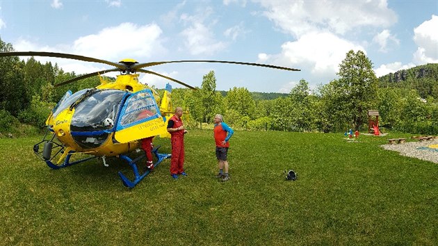 V Krušných horách spadl horolezec, musel pro něj letěl vrtulník (12. května 2018).