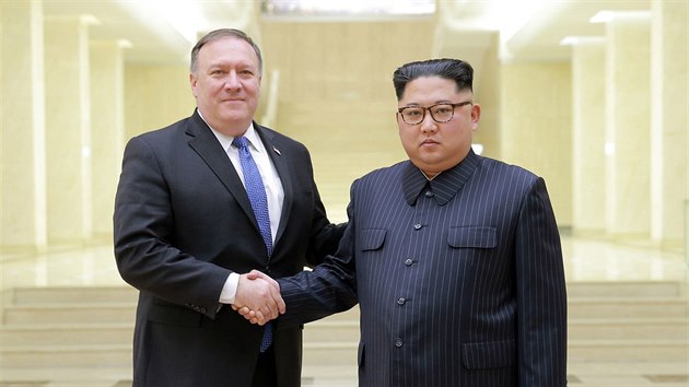 Americký ministr zahraničí Mike Pompeo (vlevo) a severokorejský vůdce Kim Čong-un při setkání v Pchjongjangu (9.5.2018)