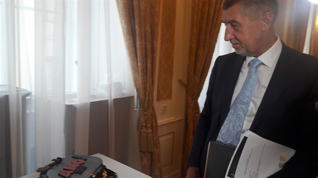 Premir Andrej Babi u narozeninovho dortu hnut ANO (11.5.2018)
