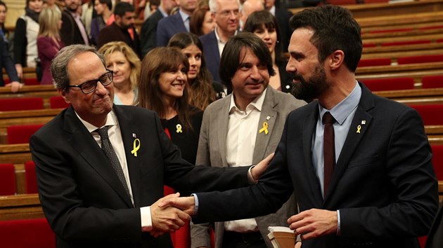Quim Torra (vlevo) přijímá gratulace poté, co byl katalánským parlamentem zvolen premiérem (14.5.2018)