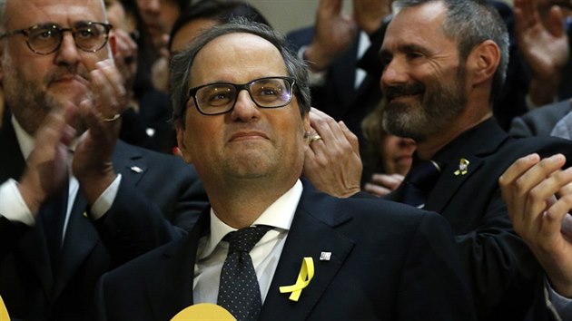 Quim Torra (uprostřed) poté, co byl katalánským parlamentem zvolen premiérem (14.5.2018)