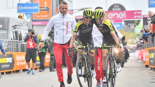 RADOST. Tmov parci Esteban Chaves (vlevo) a Simon Yates dojeli v est etap Giro d'Italia na prvnm a druhm mst.