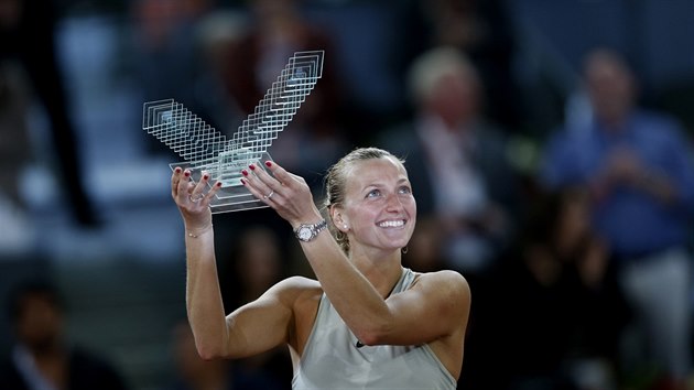 KRLOVNA MADRIDU. Tenistka Petra Kvitov ovldla letos u tvrt turnaj. Navc potet v karie se radovala na prestinm kln v Madridu.