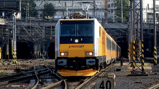 RegioJet představil nové lokomotivy. Mají vozit osmnáctivozové vlaky. (16. dubna 2018)