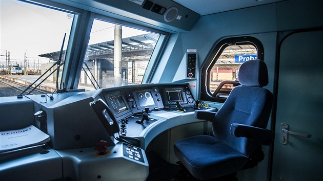RegioJet představil nové lokomotivy. Mají vozit osmnáctivozové vlaky. (16. dubna 2018)