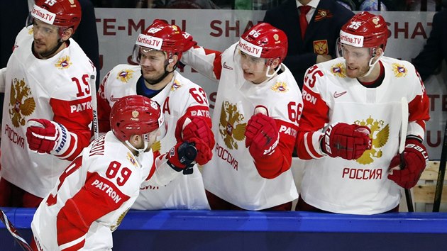 Nikita Nestěrov slaví s ruskými spoluhráči gól v síti Česka.