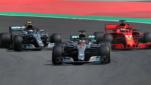 Valtteri Bottas (vlevo) a Sebastian Vettel (vpravo) pronásledují na trati Velké ceny Španělska vedoucího Lewise Hamiltona.