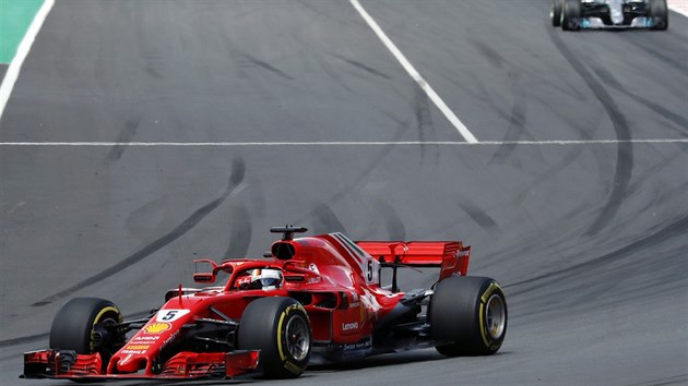 Sebastian Vettel z Ferrari (v popředí) ujíždí ve Velké ceně Španělska jezdci stáje Mercedes Valtterimu Bottasovi.