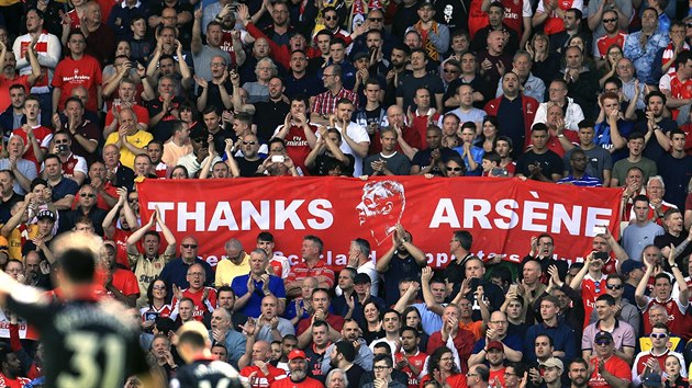Fanoušci Arsenalu se loučí s končícím trenérem Arsénem Wengerem.