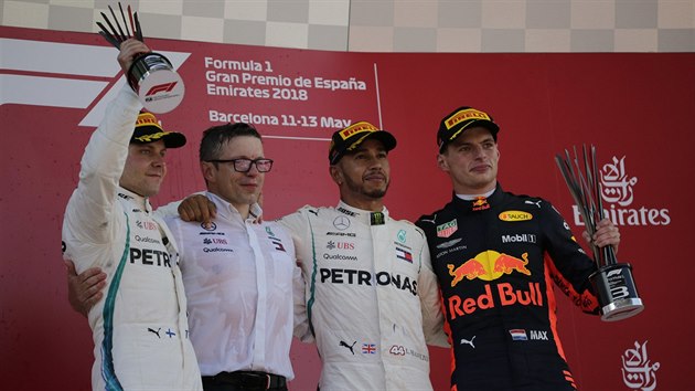 Na pdiu pro nejlep jezdce Velk ceny panlska pzuj vtz Lewis Hamilton (druh zprava), druh Valtteri Bottas (zcela vlevo) a tet Max Verstappen (vpravo).