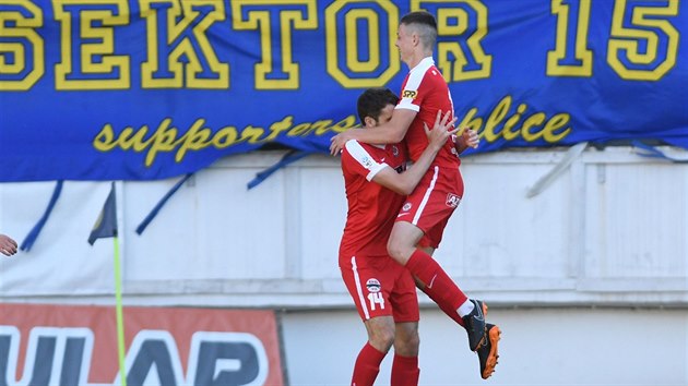 Fotbalisté Brna slaví branku v utkání proti Teplicím.