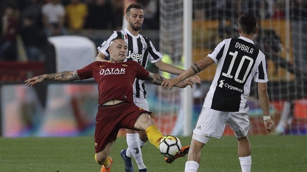 Radja Nainggolan z AS Řím se snaží odehrát míč před Paulem Dybalou z Juventusu.