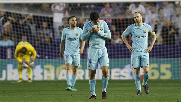 Zklamaní fotbalisté Barcelony poté, co od Levante obdrželi branku.
