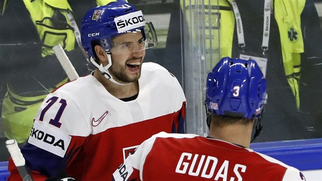 et hokejist Tom Hyka a Radko Gudas oslavujgl do st Rakouska