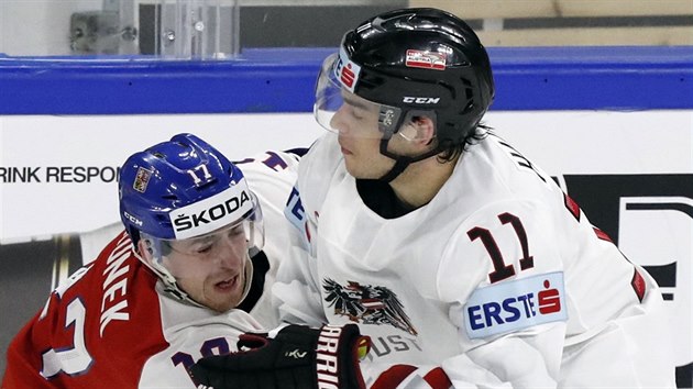 Filip Hronek se srazil s rakouskm hokejistou Lukasem Haudumem.