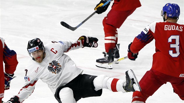Rakouský hokejista Thomas Hundertpfund padá po střetu s Radko Gudasem.