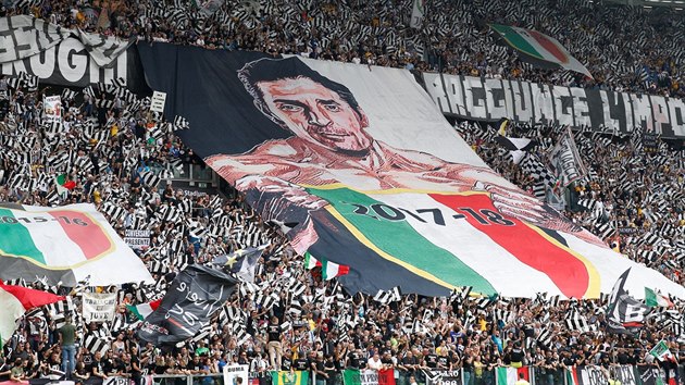 Pznivci Juventusu dkuj Gianluigimu Buffonovi za lt vrn sluby.