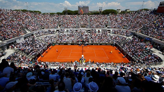Semifinle tenisovho turnaje v m mezi Novakem Djokoviem a Rafaelem Nadalem sleduj zaplnn tribuny.