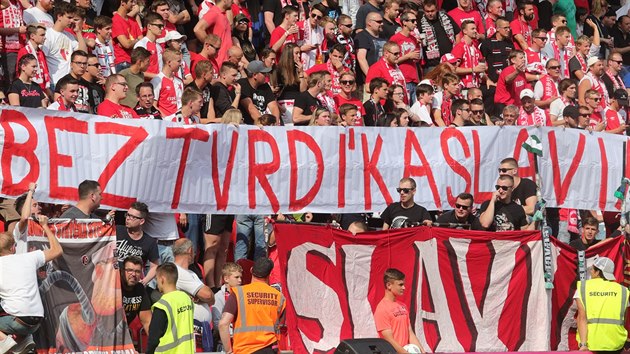 Fanoušci Slavie vyvěsili během utkání s Jablonce transparenty proti šéfovi klubu Jaroslavu Tvrdíkovi.
