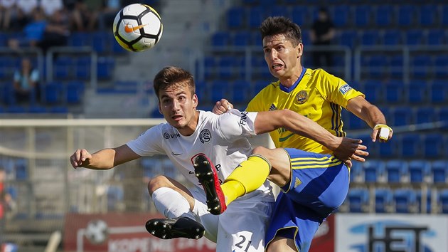 Filip Kubala ze Slovcka (vlevo) a Zoran Gaji ze Zlna bojuj o m.