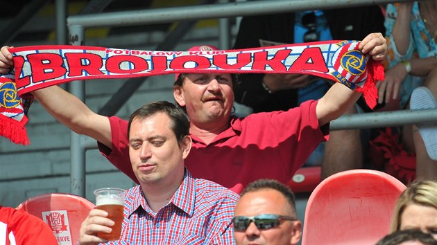Fanoušci brněnské Zbrojovky povzbuzují své favority v zápase proti Jihlavě.