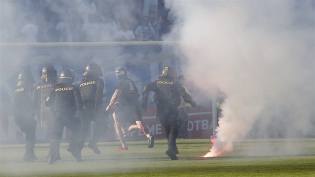 Na hrac plochu bhem utkn Zln-Slovcko vbhli fanouci, umravnit je musela policie.