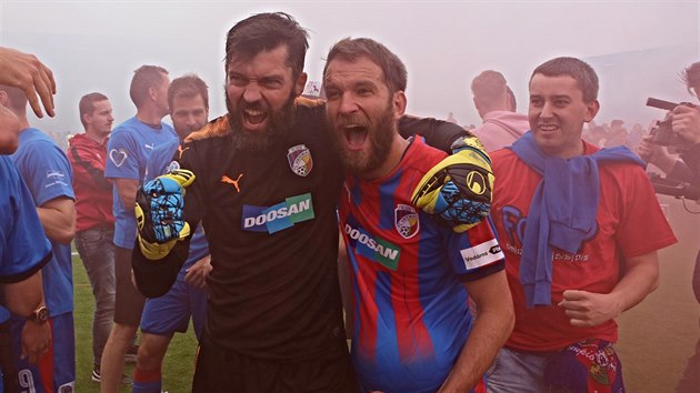 Fotbalist Plzn Mat Kozik (vlevo) a Marek Bako slav zisk mistrovskho titulu.