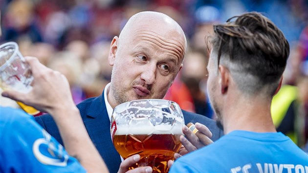 Šéf fotbalové Plzně Adolf Šádek při mistrovských oslavách také okusil zlatavý mok z poháru.
