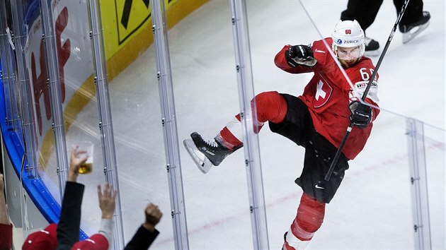 Švýcarský útočník Tristan Scherwey slaví gól v kanadské síti.