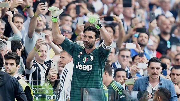 Gianluigi Buffon se lou s vrnmi fanouky.