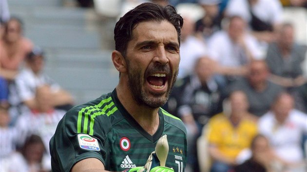 Gianluigi Buffon z Juventusu ok�ikuje spoluhr��e b�hem utk�n� s Veronou.