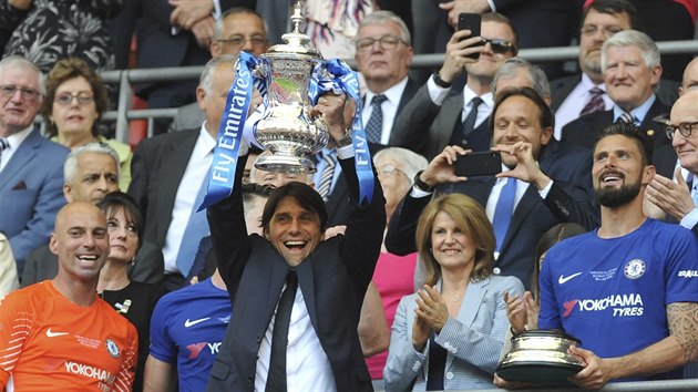 Trenr Chelsea Antonio Conte zved nad hlavu trofej pro vtze Anglickho pohru.