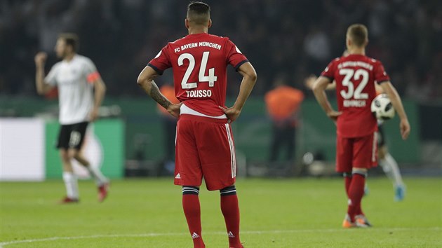 Fotbalisté Bayernu (v červeném) těžce nesou inkasovanou branku ve finále Německého poháru s Frankfurtem.