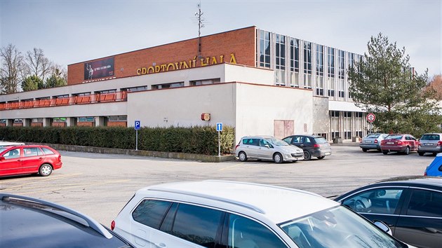 Sportovní hala v Českých Budějovicích zatím dál stojí.