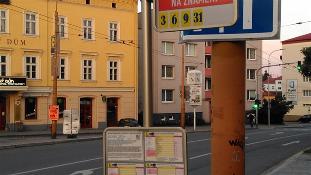 Čtyři linky zastavují na zastávce Fibichova v Jihlavě. Obyvatelé vedlejšího domu s jejím vybudováním nesouhlasili.