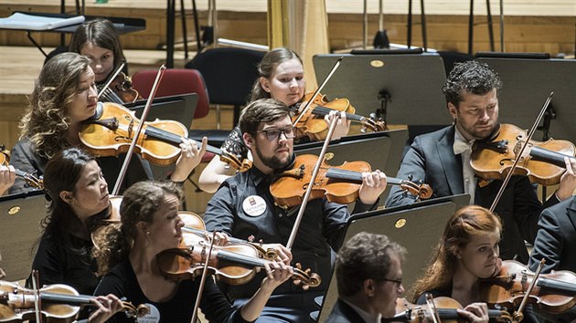 Mezi členy orchestru Royal Concertgebouw zasedli i studenti Pražské konzervatoře, kteří si na kostým připjali odznak s názvem projektu - Side by Side.