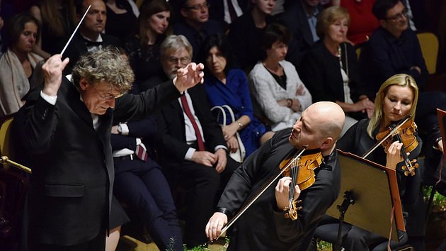 Varavskou filharmonii dil na koncert Praskho jara Jacek Kaspszyk a slistou Szymanowskho Koncertu pro housle byl Boris Brovtsyn.