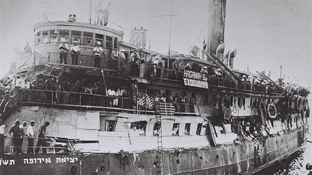 Parník Exodus 1947 poté, co nad ním pevzali kontrolu Britové