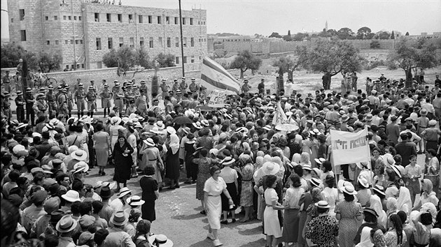 Demonstrace proti nové Bílé knize omezující �idovskou migraci do Palestiny...
