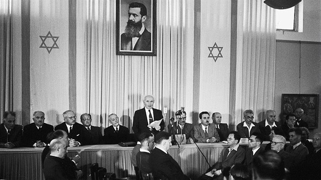 David Ben Gurion te Deklaraci nezávislosti Státu Izrael 14. kvtna 1948 v Tel...