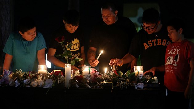 Studenti texaské střední školy v Santa Fe zapalují svíčky na památku obětí páteční střelby.