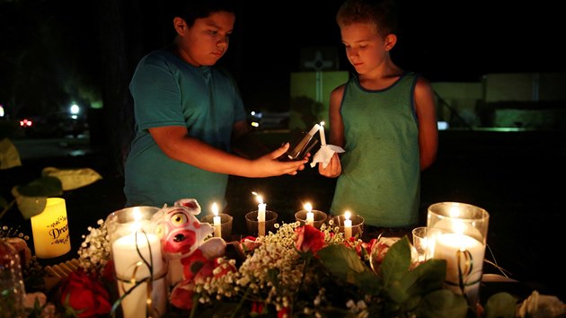 Studenti texaské střední školy v Santa Fe zapalují svíčky na památku obětí páteční střelby.