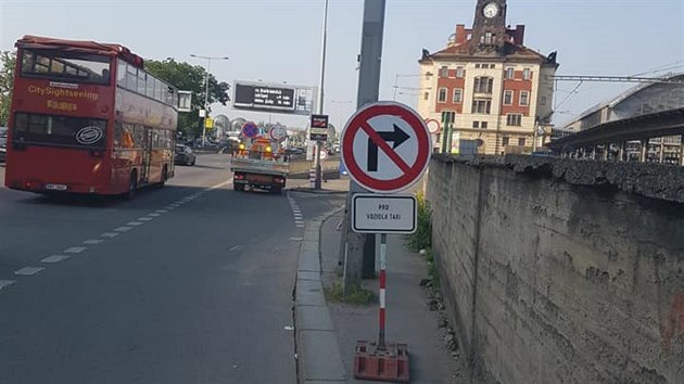 Pražský magistrát nechal osadit okolí hlavního nádraží značkami zakazující vjezd a zastavení vozům taxi.